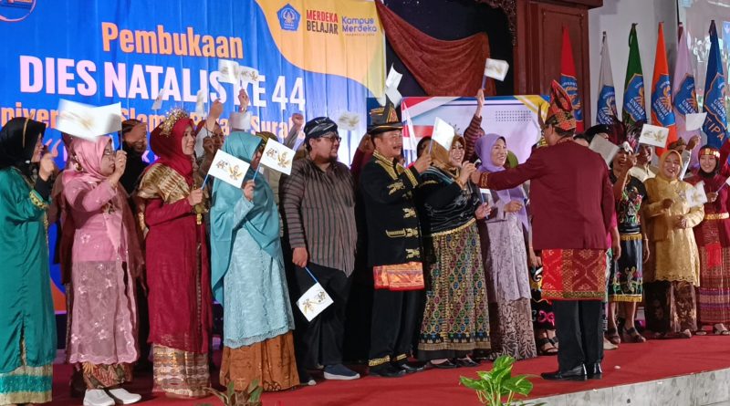Rektor Kenakan Busana Adat Aceh, Dies Natalis Unisri ke- 44 ”Bergerak Maju Menuju Perguruan Tinggi Bermutu”